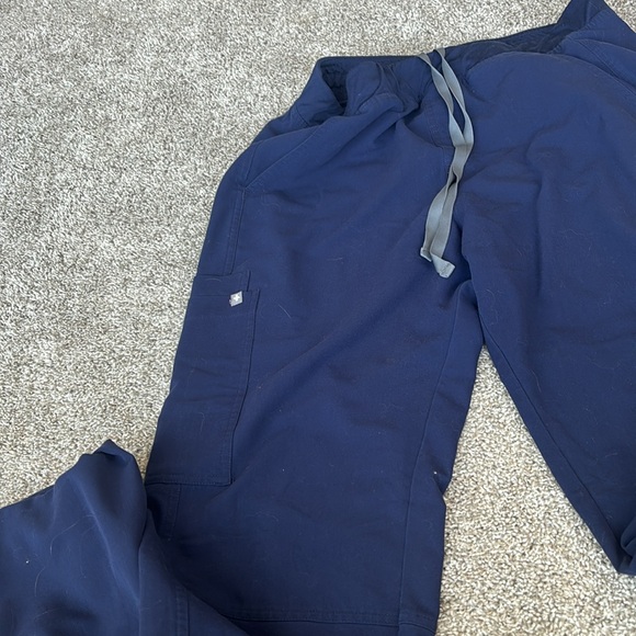 figs scrubs set // size L. cargo pant + one pocket top - Picture 5 of 5